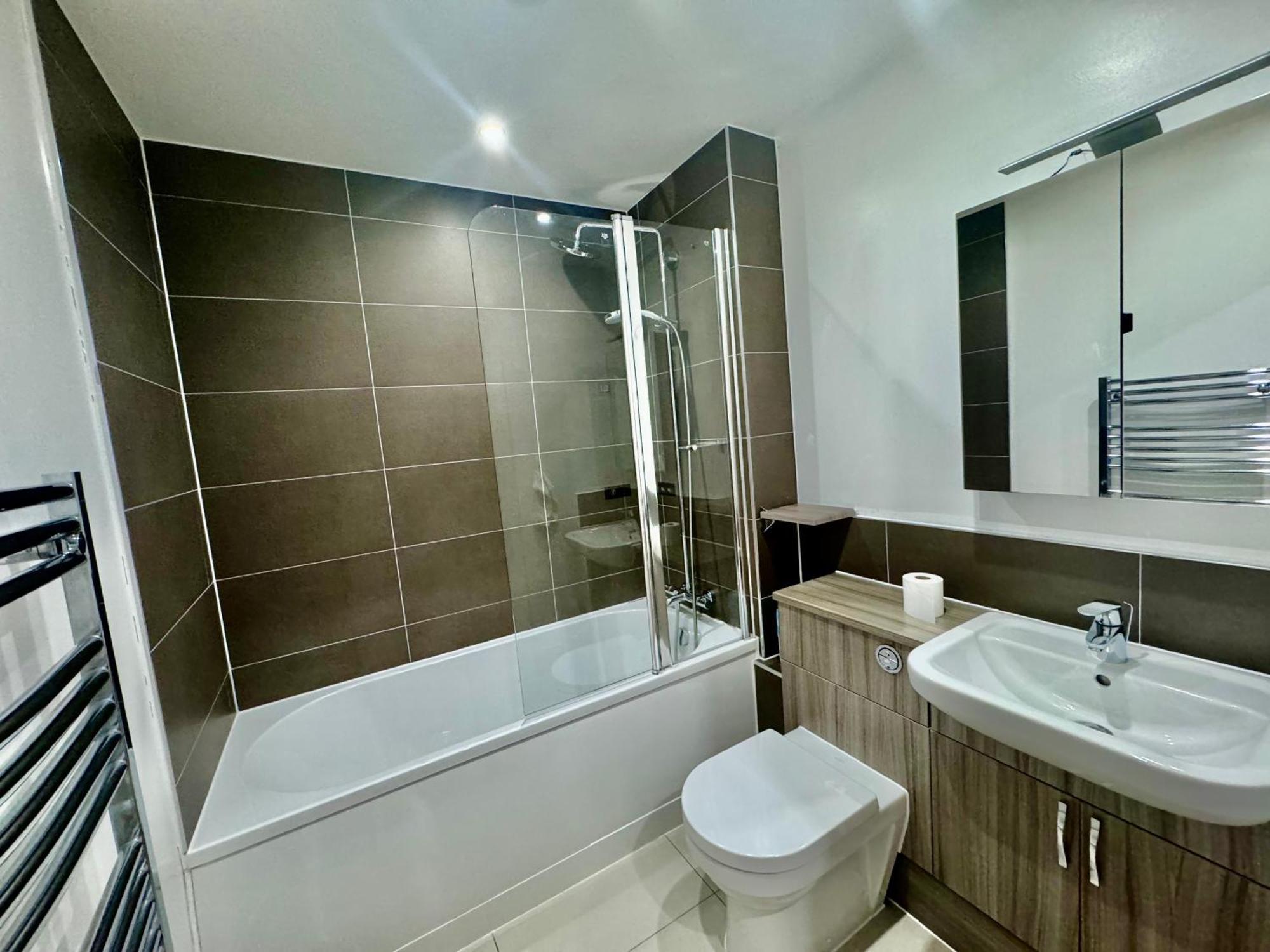 Luxury 2 Bed Entire Apartment-Near Tube & Shopping Centre 해로우 외부 사진