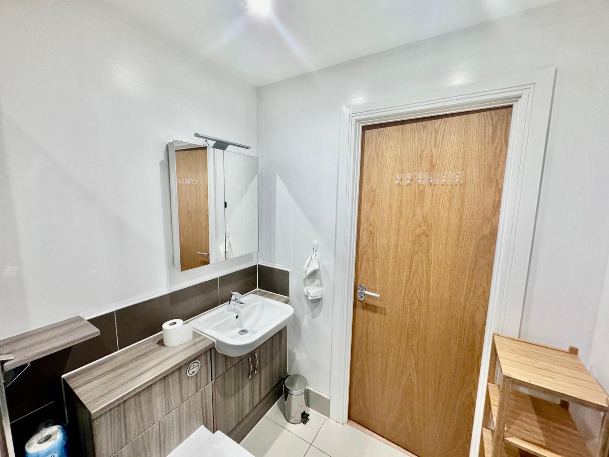 Luxury 2 Bed Entire Apartment-Near Tube & Shopping Centre 해로우 외부 사진