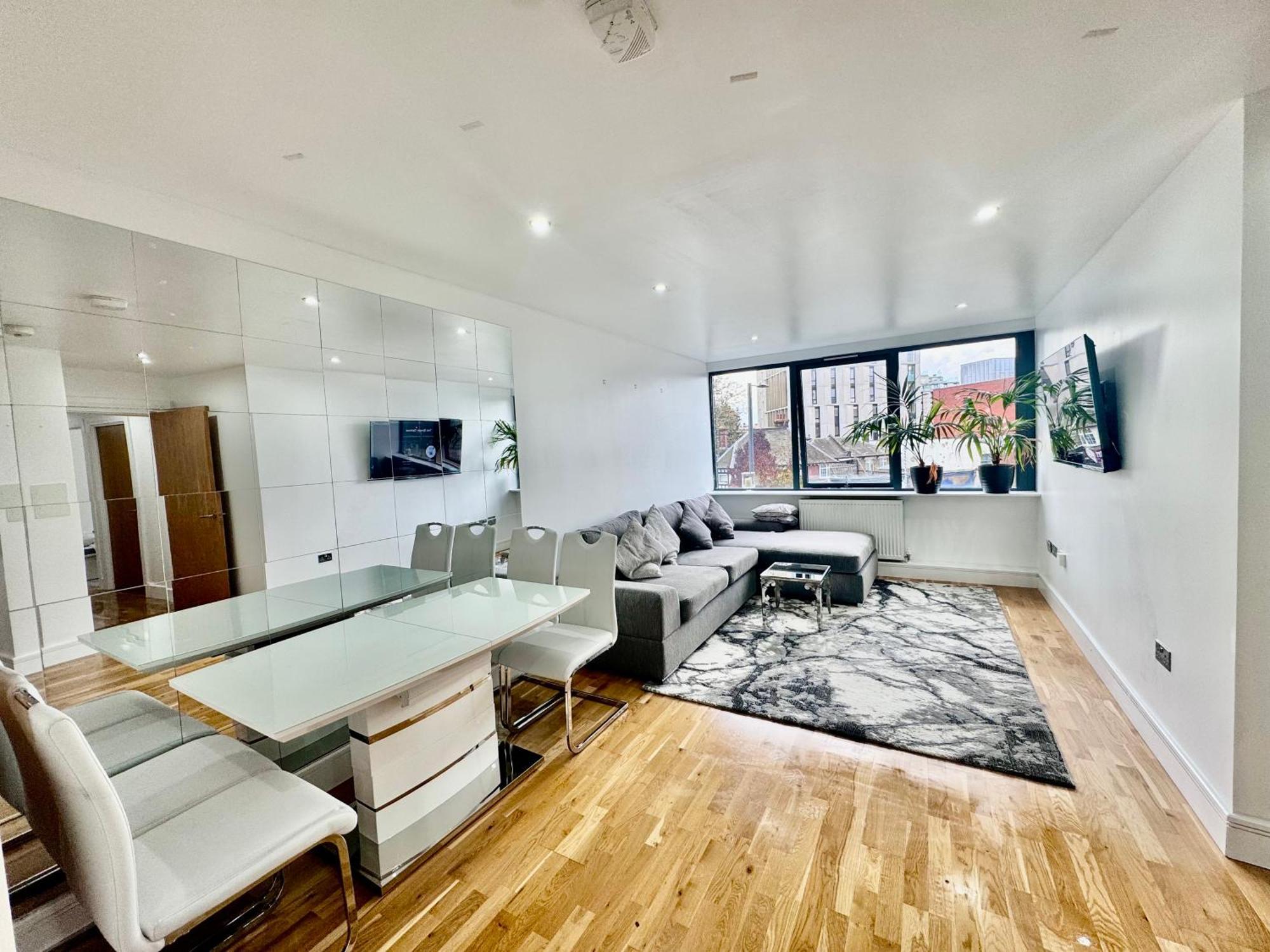 Luxury 2 Bed Entire Apartment-Near Tube & Shopping Centre 해로우 외부 사진